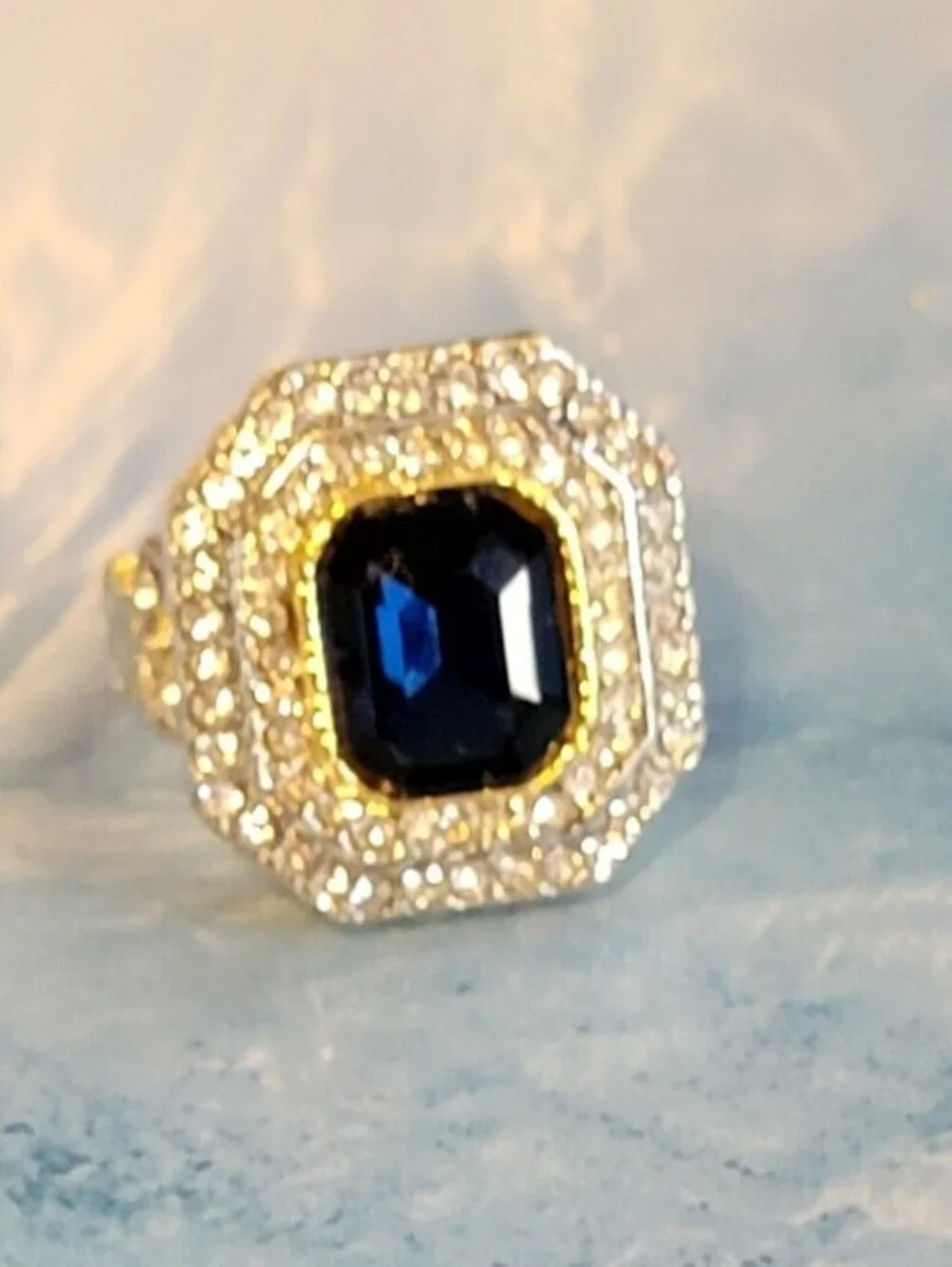 Blue Rhinestone Ring Size 7 Victorian Style Glass Fashion Ring   r-59